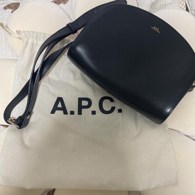 A.P.C(アーペーセー)のA.P.C ハーフムーン　ショルダーバッグ レディースのバッグ(ショルダーバッグ)の商品写真