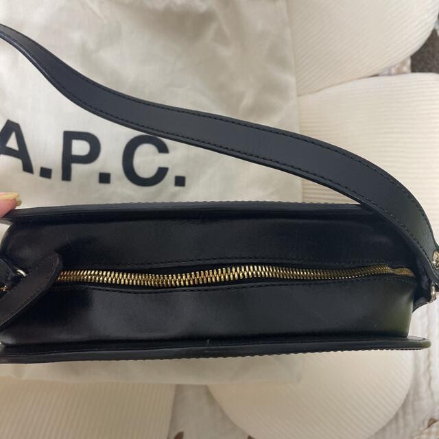 A.P.C(アーペーセー)のA.P.C ハーフムーン　ショルダーバッグ レディースのバッグ(ショルダーバッグ)の商品写真