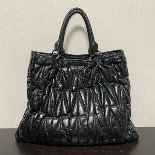 ミュウミュウ(miumiu)のMIU MIU 黒マトラッセトート ストラップ付き 美品(トートバッグ)