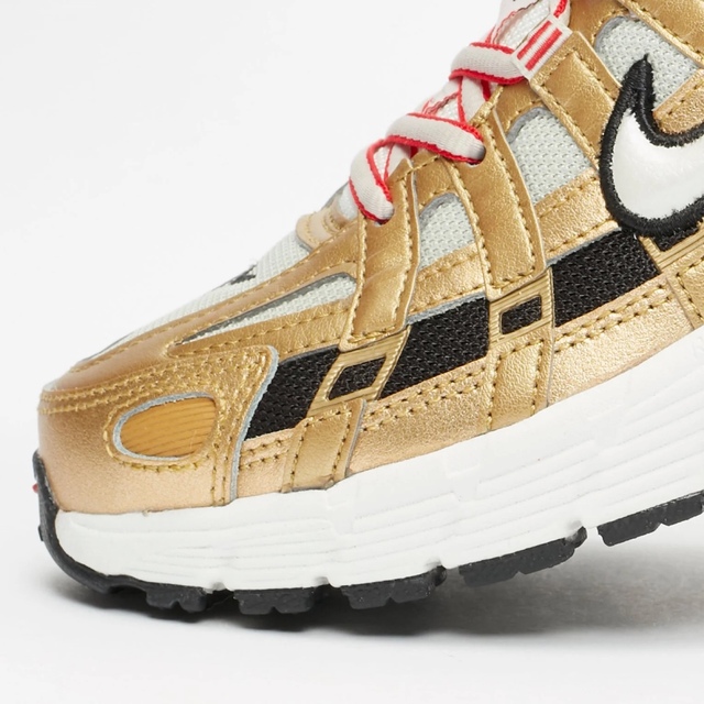 NIKE(ナイキ)のNIKE W P-6000 METALLIC GOLD　ナイキ　P6000　金 メンズの靴/シューズ(スニーカー)の商品写真