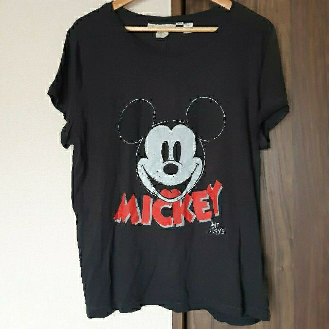 H&M(エイチアンドエム)のH&M　ディズニー　ミッキーマウス　Tシャツ　カットソー　黒　チャコールグレー レディースのトップス(Tシャツ(半袖/袖なし))の商品写真