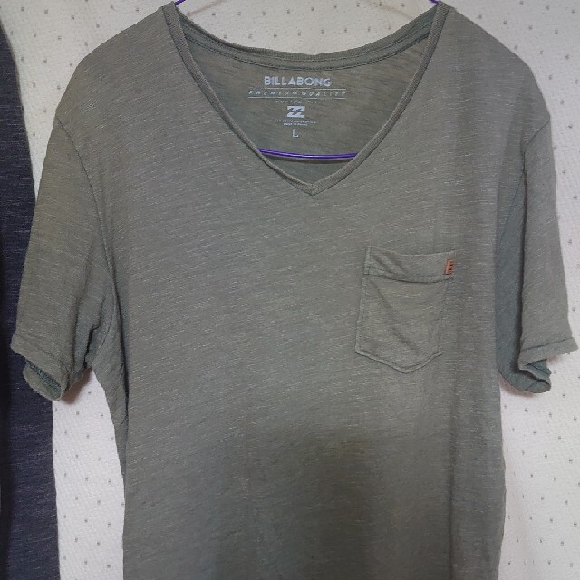 billabong(ビラボン)のビラボン　Vネック　カーキ　メンズTシャツ メンズのトップス(Tシャツ/カットソー(半袖/袖なし))の商品写真