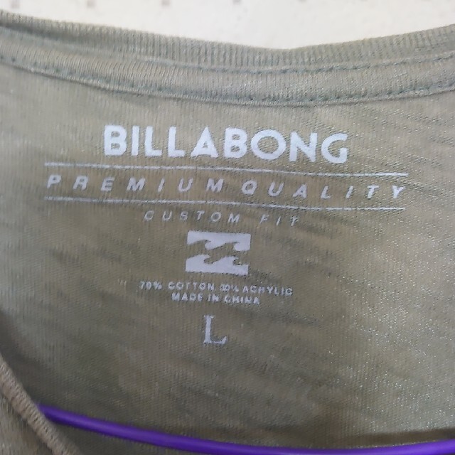 billabong(ビラボン)のビラボン　Vネック　カーキ　メンズTシャツ メンズのトップス(Tシャツ/カットソー(半袖/袖なし))の商品写真