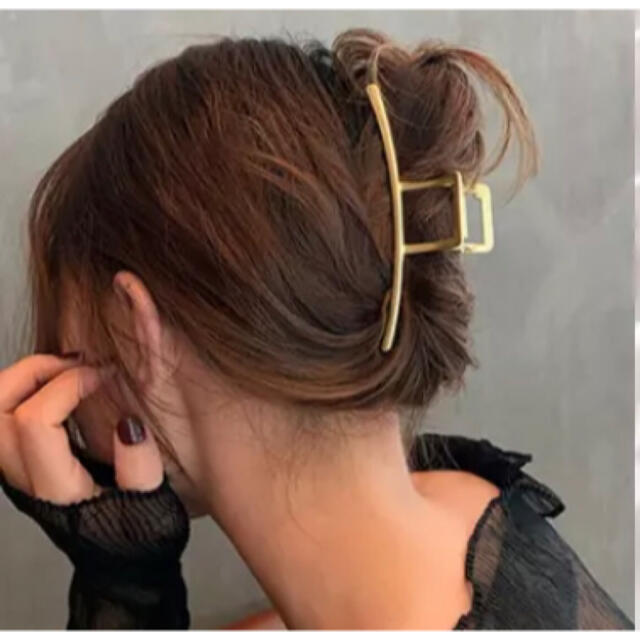 ZARA(ザラ)の【未使用】ヘアクリップ　ゴールド レディースのヘアアクセサリー(バレッタ/ヘアクリップ)の商品写真