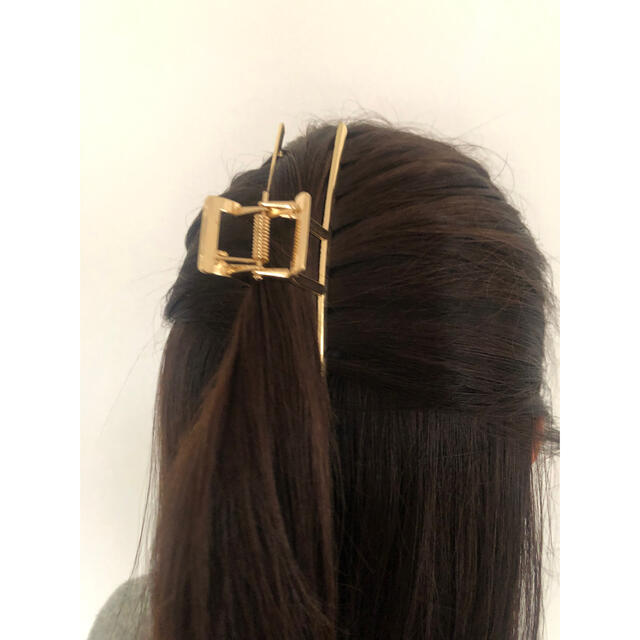 ZARA(ザラ)の【未使用】ヘアクリップ　ゴールド レディースのヘアアクセサリー(バレッタ/ヘアクリップ)の商品写真