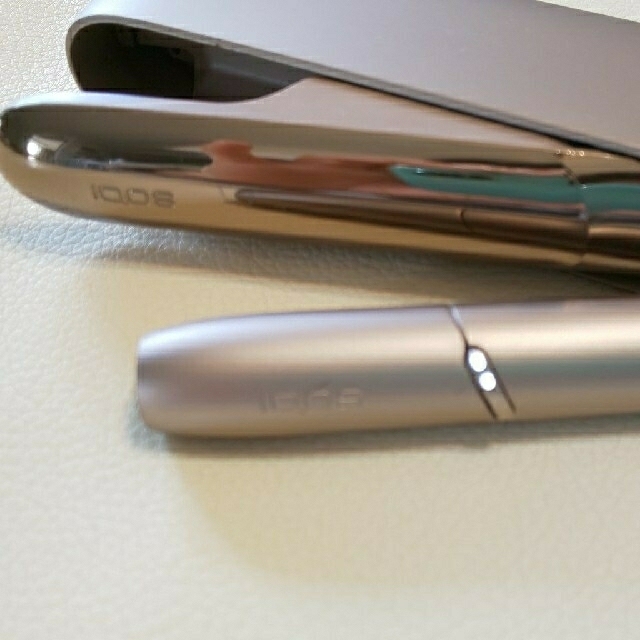 IQOS(アイコス)のIQOS  電子タバコ  ホルダー&チャージャー各１台 メンズのファッション小物(タバコグッズ)の商品写真