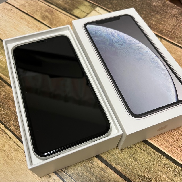 Apple(アップル)の【美品】iPhone XR SIMフリー64GB 2台(黒、白) スマホ/家電/カメラのスマートフォン/携帯電話(スマートフォン本体)の商品写真
