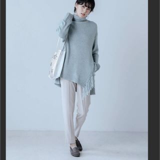 ザラ(ZARA)の【新品未使用品】タックテーパードパンツ(カジュアルパンツ)