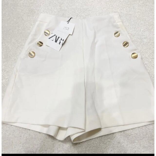 ZARA(ザラ)のZARA ショートパンツ ホワイト ハイウエスト ゴールドボタン ザラ 春服 レディースのパンツ(ショートパンツ)の商品写真