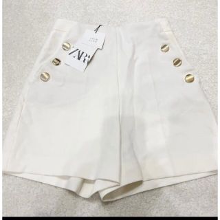 ザラ(ZARA)のZARA ショートパンツ ホワイト ハイウエスト ゴールドボタン ザラ 春服(ショートパンツ)