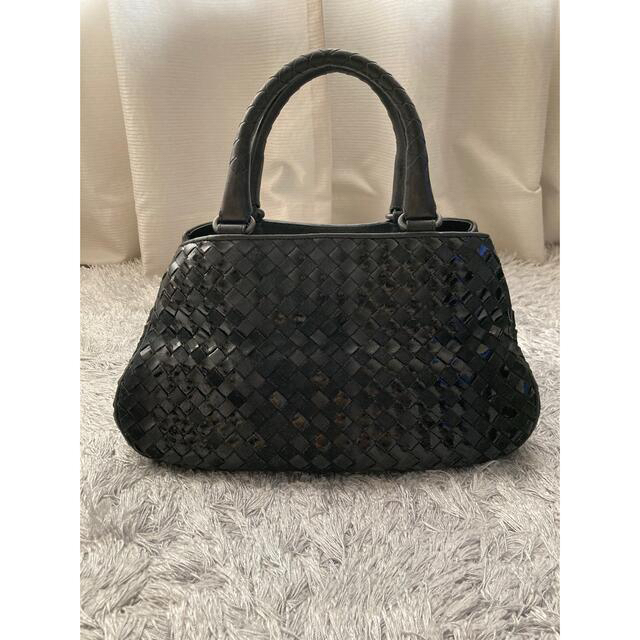 Bottega Veneta(ボッテガヴェネタ)のボッテガヴェネタ イントレチャート レザー バッグ　ブラック  レディースのバッグ(ハンドバッグ)の商品写真