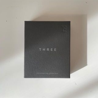 スリー(THREE)の【新品・未使用】THREE シマリング　グロー　デュオ01(ファンデーション)