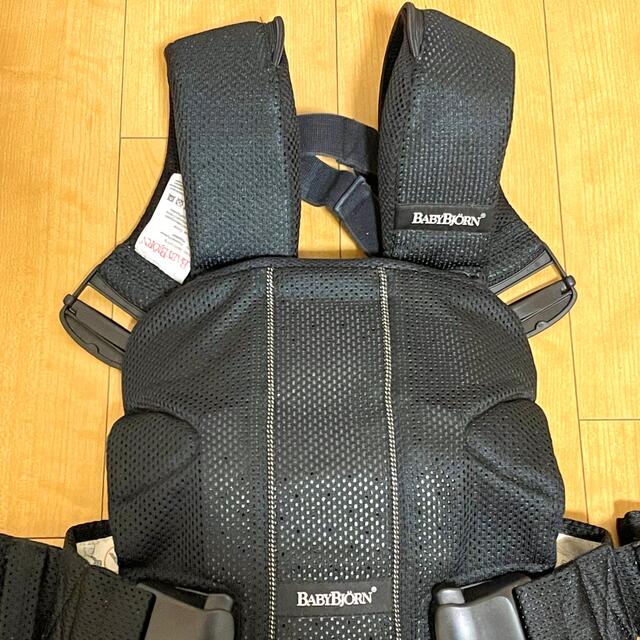 BABYBJORN(ベビービョルン)の美品 ベビービョルン 抱っこ紐　ワンプラスエアー　ブラック キッズ/ベビー/マタニティの外出/移動用品(抱っこひも/おんぶひも)の商品写真