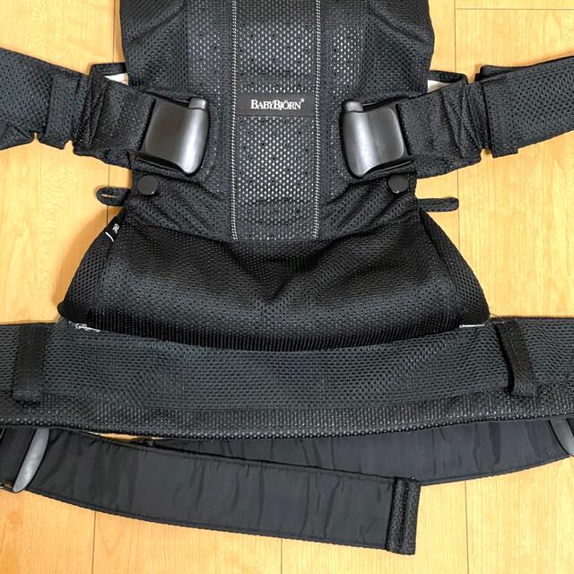 BABYBJORN(ベビービョルン)の美品 ベビービョルン 抱っこ紐　ワンプラスエアー　ブラック キッズ/ベビー/マタニティの外出/移動用品(抱っこひも/おんぶひも)の商品写真