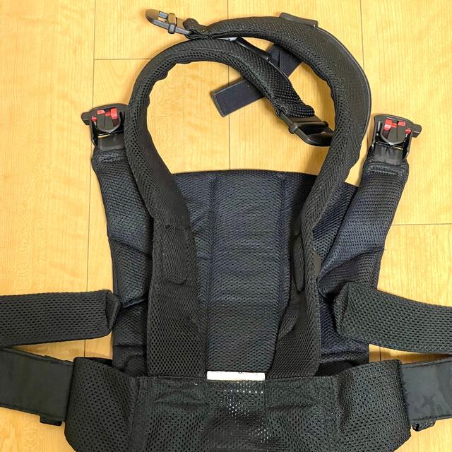 BABYBJORN(ベビービョルン)の美品 ベビービョルン 抱っこ紐　ワンプラスエアー　ブラック キッズ/ベビー/マタニティの外出/移動用品(抱っこひも/おんぶひも)の商品写真