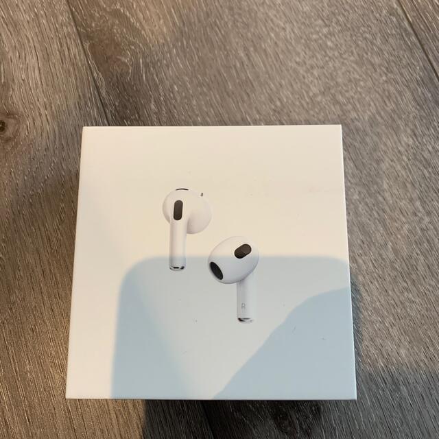 【土日限定値下げ】【新品未使用品】アップル AirPods 第3世代 スマホ/家電/カメラのオーディオ機器(ヘッドフォン/イヤフォン)の商品写真