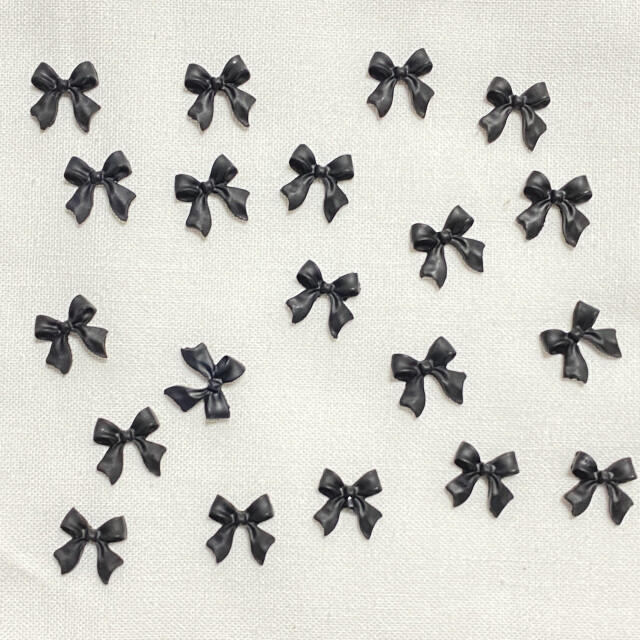 ネイルパーツ　リボン黒ブラック20個セット　レジンジェルネイルブラシ韓国かわいい コスメ/美容のネイル(ネイル用品)の商品写真