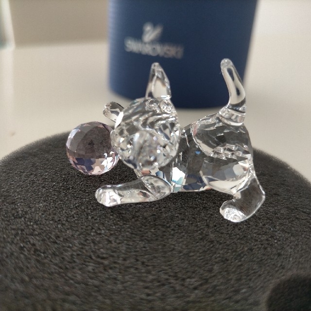 SWAROVSKI(スワロフスキー)の【美品箱付き廃盤作品】子猫のスワロフスキー　クリスタル置物 インテリア/住まい/日用品のインテリア小物(置物)の商品写真