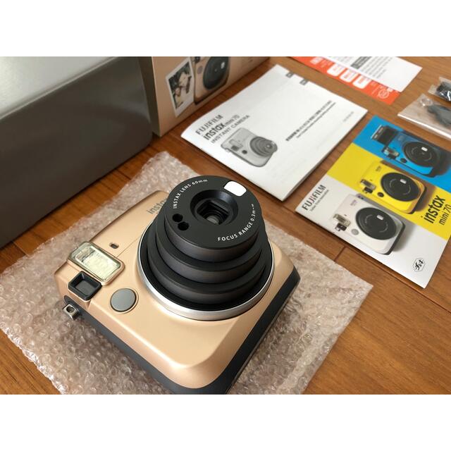 富士フイルム(フジフイルム)の富士フイルム チェキ instax mini 70 ゴールド スマホ/家電/カメラのカメラ(フィルムカメラ)の商品写真