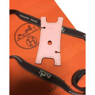 エルメス(Hermes)のHERMESエルメス イヤホンホルダー ドリング ヴォーエプソン ピンク T刻印(モバイルケース/カバー)