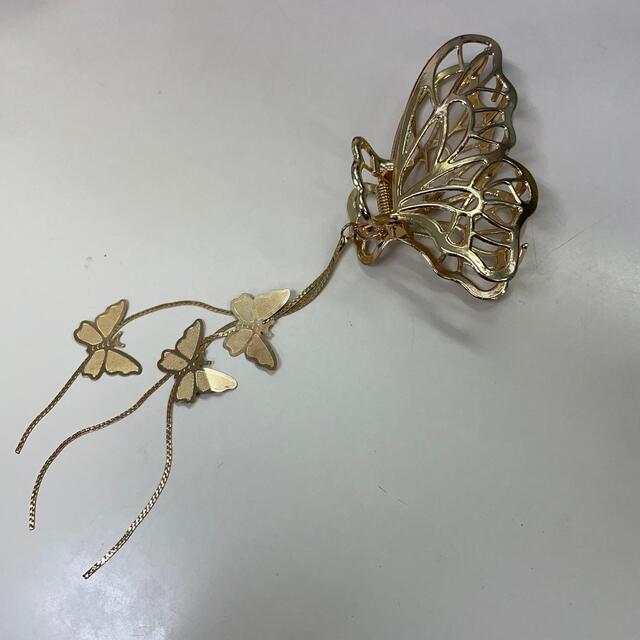 ヘアバレッタ　蝶々　ちょうちょ　ゴールド レディースのヘアアクセサリー(バレッタ/ヘアクリップ)の商品写真