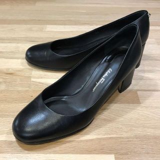 サルヴァトーレフェラガモ(Salvatore Ferragamo)の美品 フェラガモ ハイヒールパンプス 7.5 25cm 黒 金(ハイヒール/パンプス)