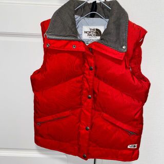 ノースフェイス(THE NORTH FACE) ダウンベスト(レディース)（レッド