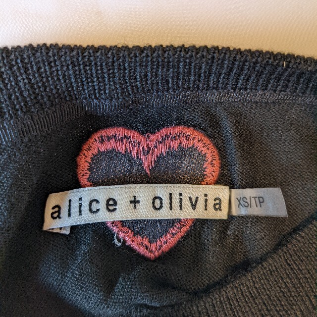 Alice+Olivia(アリスアンドオリビア)のアリスアンドオリビア  カーディガン ハート ブラック 刺繍 レディースのトップス(カーディガン)の商品写真