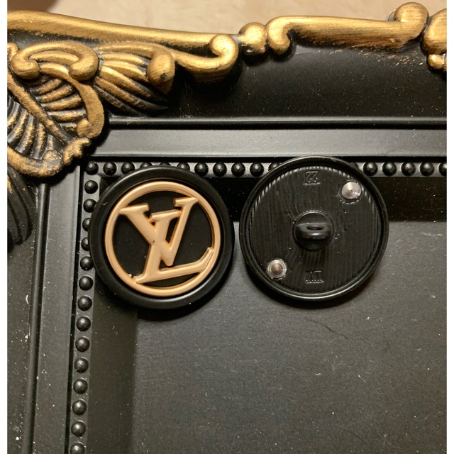 LOUIS VUITTON(ルイヴィトン)のＬＶ　ブラック✖️ゴールドロゴ　ヴィンテージボタン2個 ハンドメイドの素材/材料(各種パーツ)の商品写真