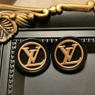 ルイヴィトン(LOUIS VUITTON)のＬＶ　ブラック✖️ゴールドロゴ　ヴィンテージボタン2個(各種パーツ)