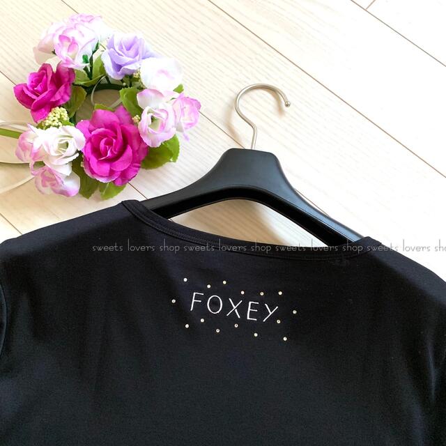 FOXEY(フォクシー)の洗えるラインストーン  FOXEYロゴ刺繍 半袖Tシャツ 美品 42˚✧₊⁎⁎⁺ レディースのトップス(Tシャツ(半袖/袖なし))の商品写真