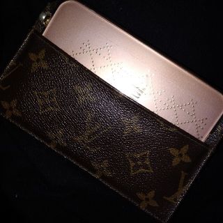 ルイヴィトン(LOUIS VUITTON)の本物　ヴィトン　スマホぴったり、裏に入る　使いやすいお財布　スマホケースにも。(スマホケース)