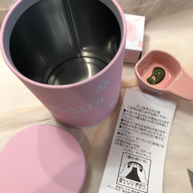 KALDI(カルディ)のカルディ　桜コーヒー缶＆ヤギべえのコーヒーメジャースプーン インテリア/住まい/日用品のキッチン/食器(容器)の商品写真