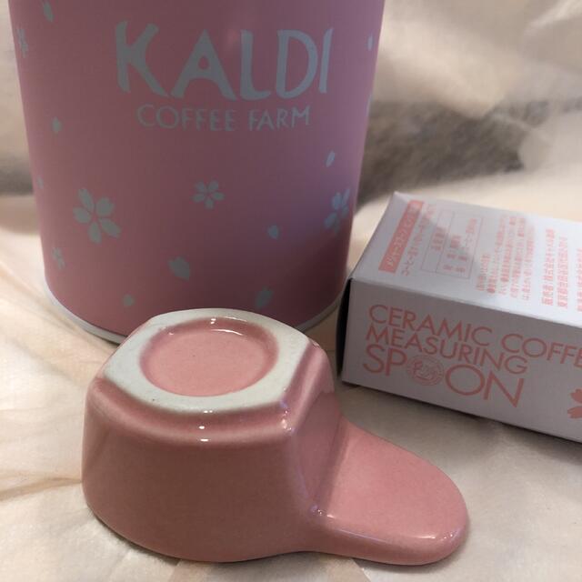 KALDI(カルディ)のカルディ　桜コーヒー缶＆ヤギべえのコーヒーメジャースプーン インテリア/住まい/日用品のキッチン/食器(容器)の商品写真