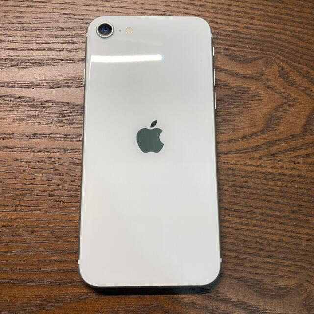 iPhone(アイフォーン)のiPhone SE 第2世代 (SE2) ホワイト 64 GB スマホ/家電/カメラのスマートフォン/携帯電話(スマートフォン本体)の商品写真