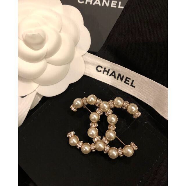 CHANEL 完売パールブローチ⭐︎2021シャネル 人気のクリスマスアイテム ...