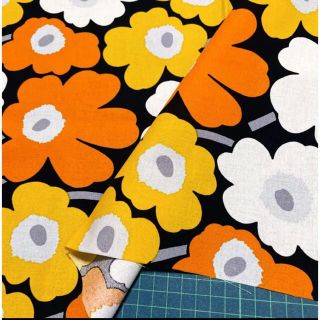 マリメッコ(marimekko)のビビアン様❤️専用 廃番カラー マリメッコ 生地 ミニウニッコ ブラックオレンジ(生地/糸)