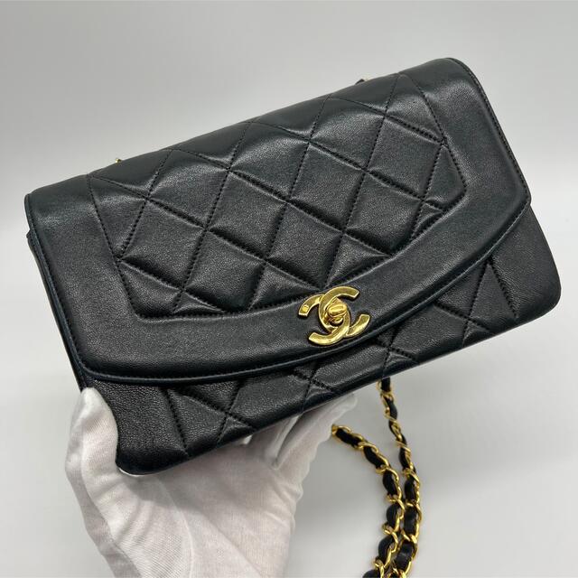 CHANEL(シャネル)の【ミニサイズ】 CHANEL ダイアナ　フラップ マトラッセ  ブラック レディースのバッグ(ショルダーバッグ)の商品写真