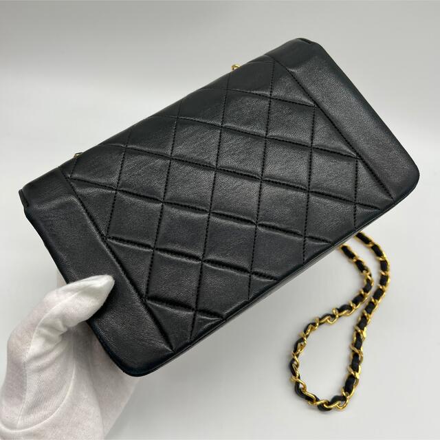 CHANEL(シャネル)の【ミニサイズ】 CHANEL ダイアナ　フラップ マトラッセ  ブラック レディースのバッグ(ショルダーバッグ)の商品写真