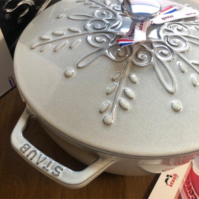 STAUB(ストウブ)の新品ラスト1点staub ストウブ スノーフレークココット カンパーニュ限定品 インテリア/住まい/日用品のキッチン/食器(鍋/フライパン)の商品写真