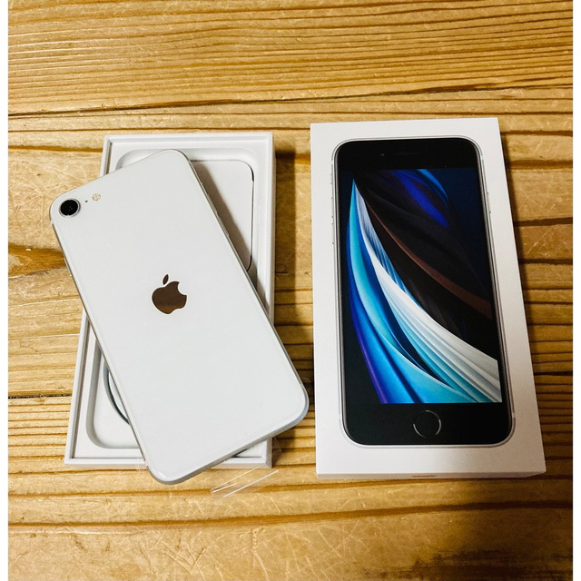 Apple(アップル)のiPhoneSE 第2世代 64GB 本体 スマホ/家電/カメラのスマートフォン/携帯電話(スマートフォン本体)の商品写真