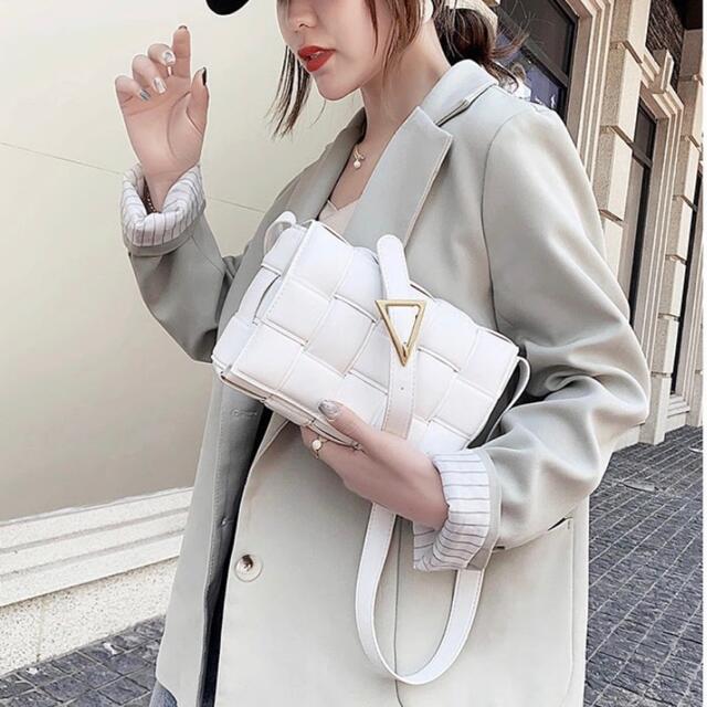 先日購入　今季ホワイト　ショルダーバッグ　ZARA