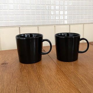 イッタラ(iittala)の【未使用品　2個セット】イッタラ　ティーマ　マグ　黒　ブラック　ittla (グラス/カップ)