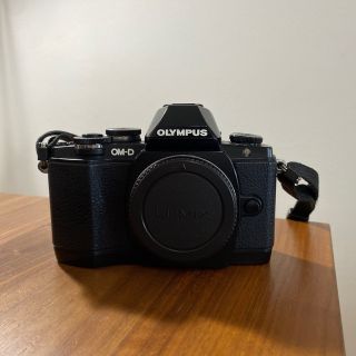 オリンパス(OLYMPUS)のミラーレス一眼 OLYMPUS OM-D E-M10 ブラック 初代(ミラーレス一眼)