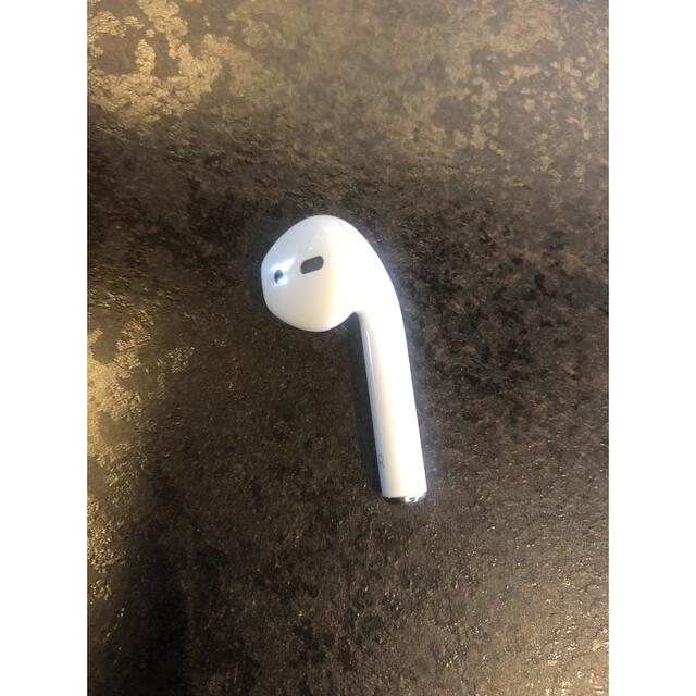 Apple(アップル)のAirPods 第一世代 右耳 スマホ/家電/カメラのオーディオ機器(ヘッドフォン/イヤフォン)の商品写真