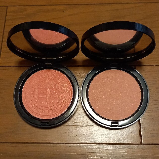 BOBBI BROWN(ボビイブラウン)のBOBBI BROWNイルミネイティングブロンジングパウダー２個セット コスメ/美容のベースメイク/化粧品(チーク)の商品写真