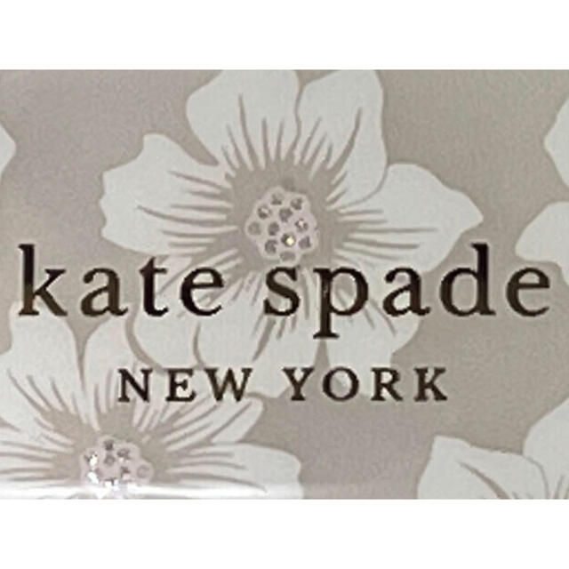 kate spade new york(ケイトスペードニューヨーク)のKate Spade AirPods pro ケース　ホワイトフラワー　新品 スマホ/家電/カメラのスマホアクセサリー(iPhoneケース)の商品写真