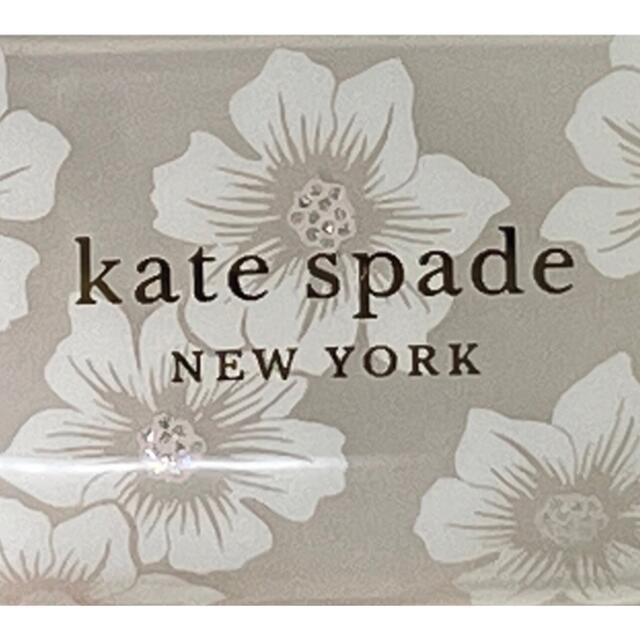 kate spade new york(ケイトスペードニューヨーク)のKate Spade AirPods pro ケース　ホワイトフラワー　新品 スマホ/家電/カメラのスマホアクセサリー(iPhoneケース)の商品写真