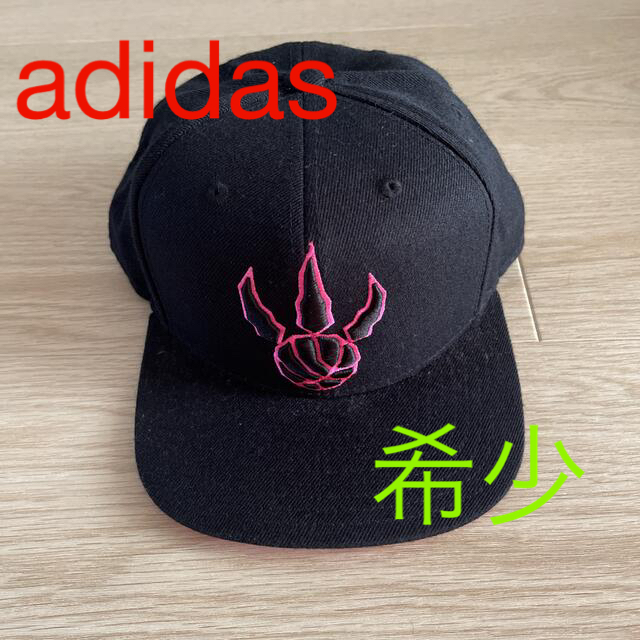 NEW ERA(ニューエラー)の美品★adidas キャップ ブラック×ピンク メンズの帽子(キャップ)の商品写真