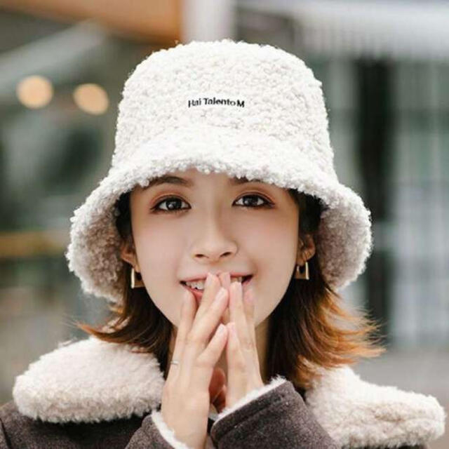 ボアハット 白 フェイクファー バケットハット 帽子 韓国 小顔 可愛い 秋 冬 レディースの帽子(ハット)の商品写真